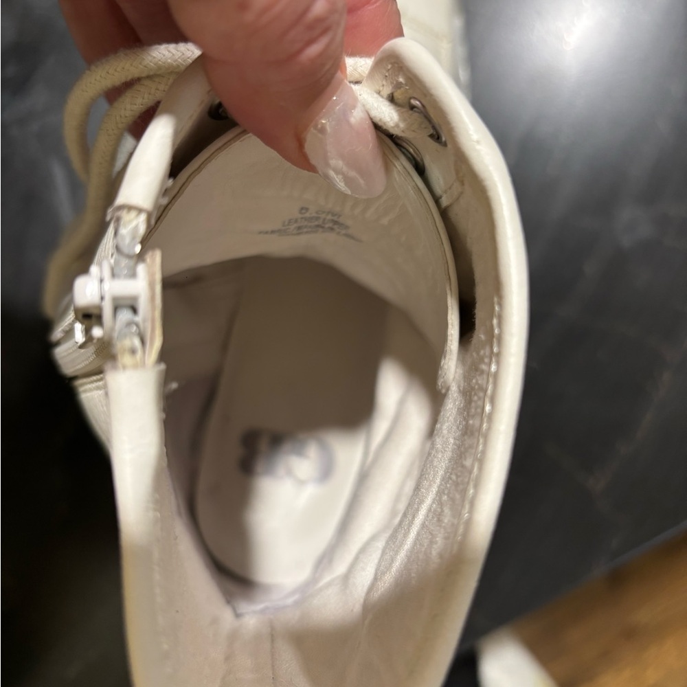 White GB Boots size 8
Great shape 
Bought at Dillards